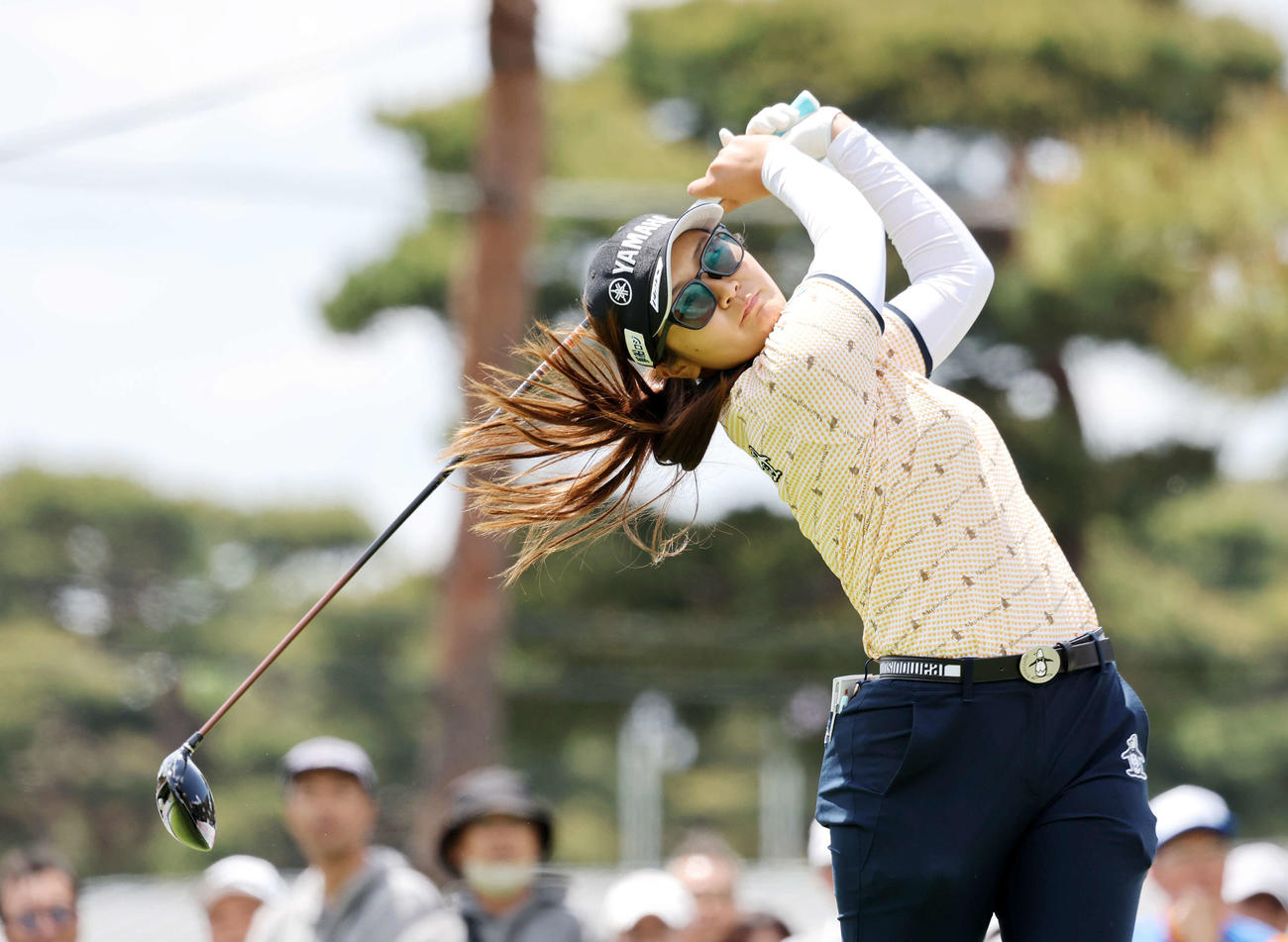 10番、ティーショットを放つ神谷そら（撮影・鈴木正人）