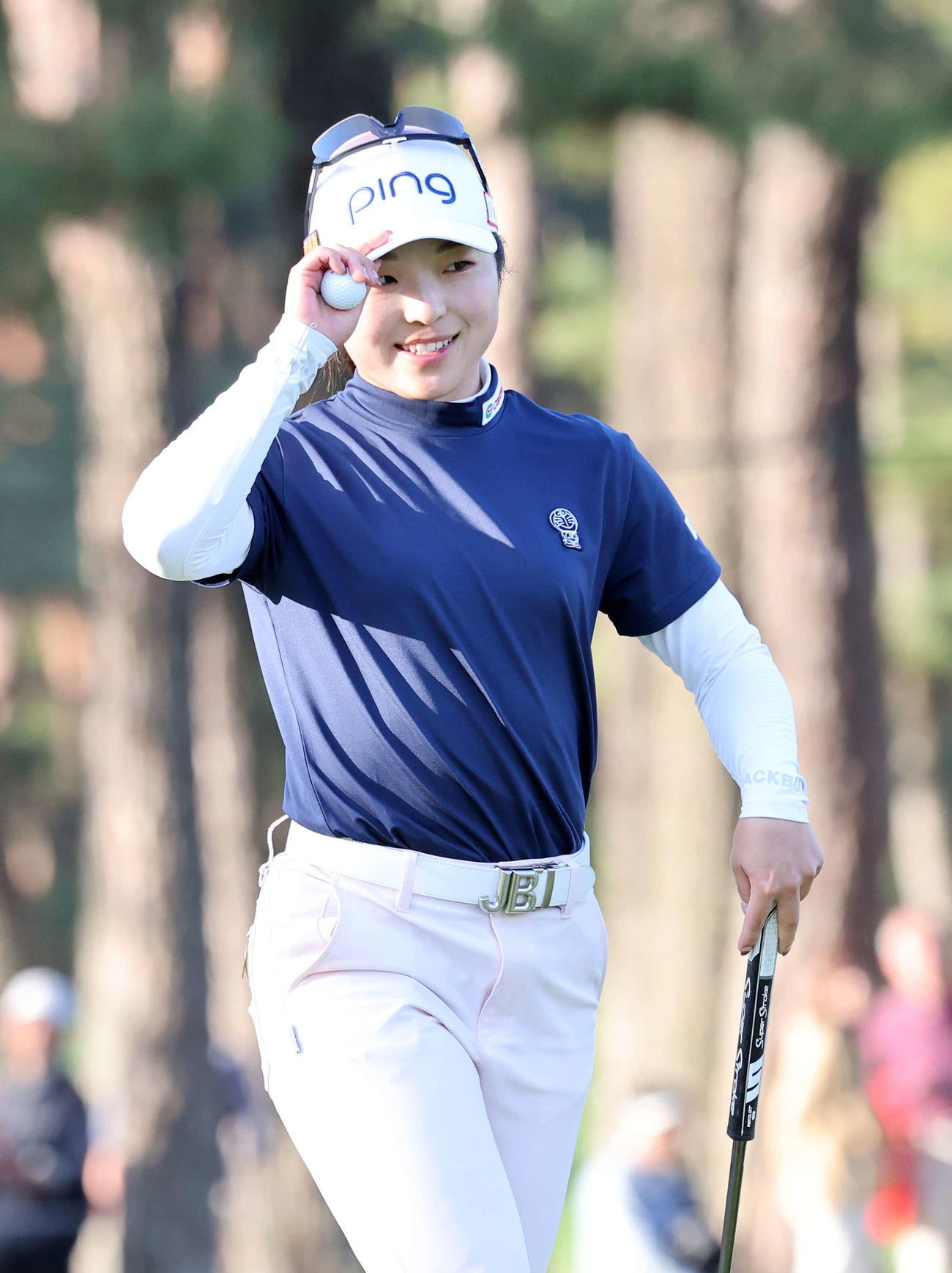 9番、バーディーパットを決め笑顔を見せる佐久間朱莉（撮影・鈴木正人）