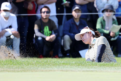 2番、バンカーショットを放つ原英莉花（撮影・鈴木正人）