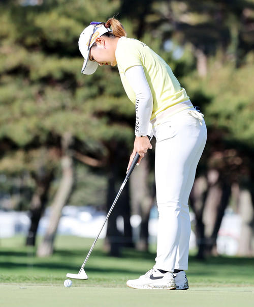 2番、パットを放つ高橋彩華（撮影・鈴木正人）