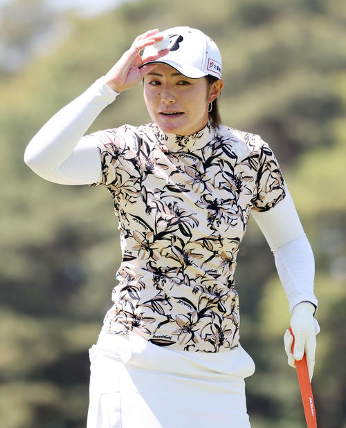 2番、ギャラリーの拍手に応える渡辺彩香（撮影・鈴木正人）