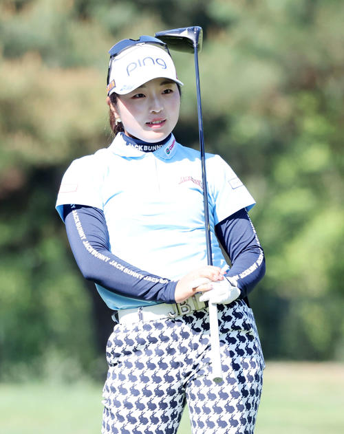 3番、ティーショットを放ち球の行方を見る佐久間朱莉（撮影・鈴木正人）
