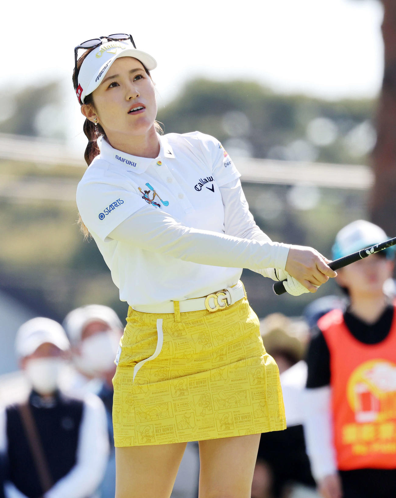 10番、ティーショットを放ち球の行方を見る西村優菜（撮影・鈴木正人）