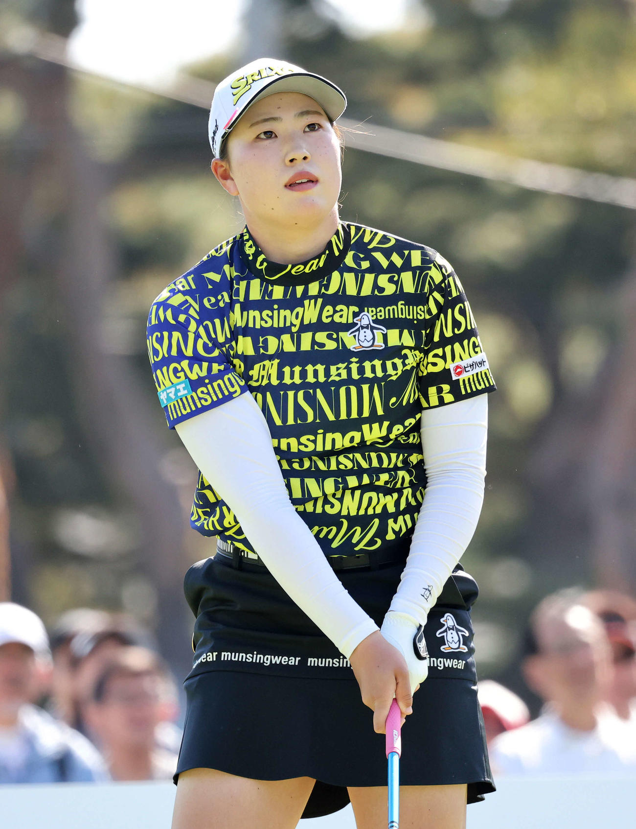 10番、ティーショットを放ち球の行方を見る竹田麗央（撮影・鈴木正人）
