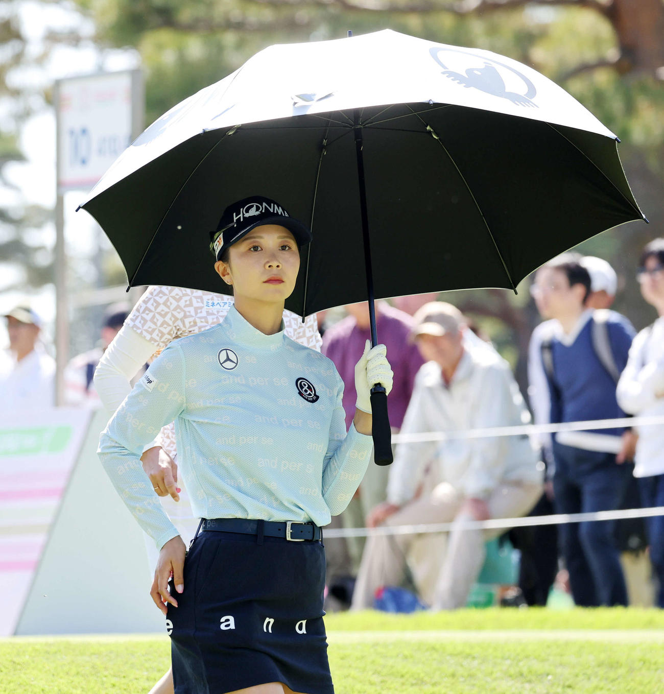 10番、ティーショット後、歩き出す金沢志奈（撮影・鈴木正人）