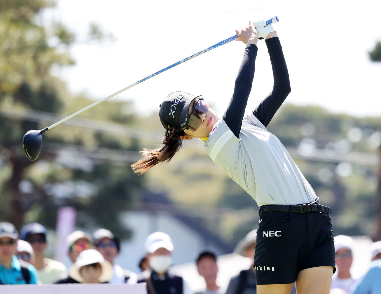 10番、ティーショットを放つ安田祐香（撮影・鈴木正人）