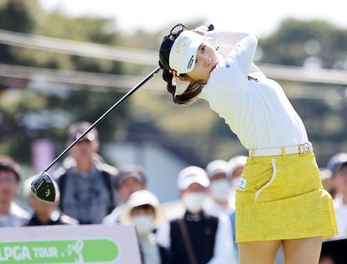 10番、ティーショットを放つ西村優菜（撮影・鈴木正人）