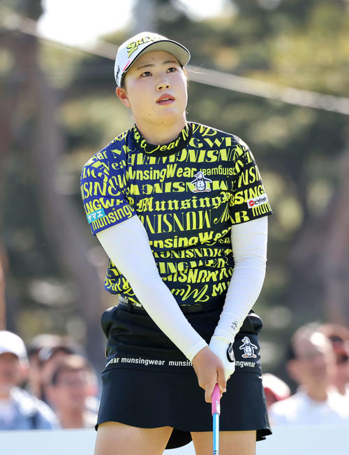 10番、ティーショットを放ち球の行方を見る竹田麗央（撮影・鈴木正人）