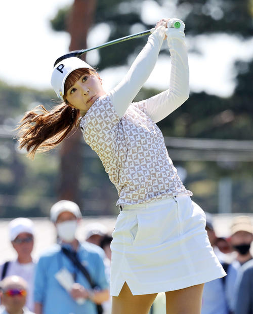10番、ティーショットを放つ菊池絵理香（撮影・鈴木正人）