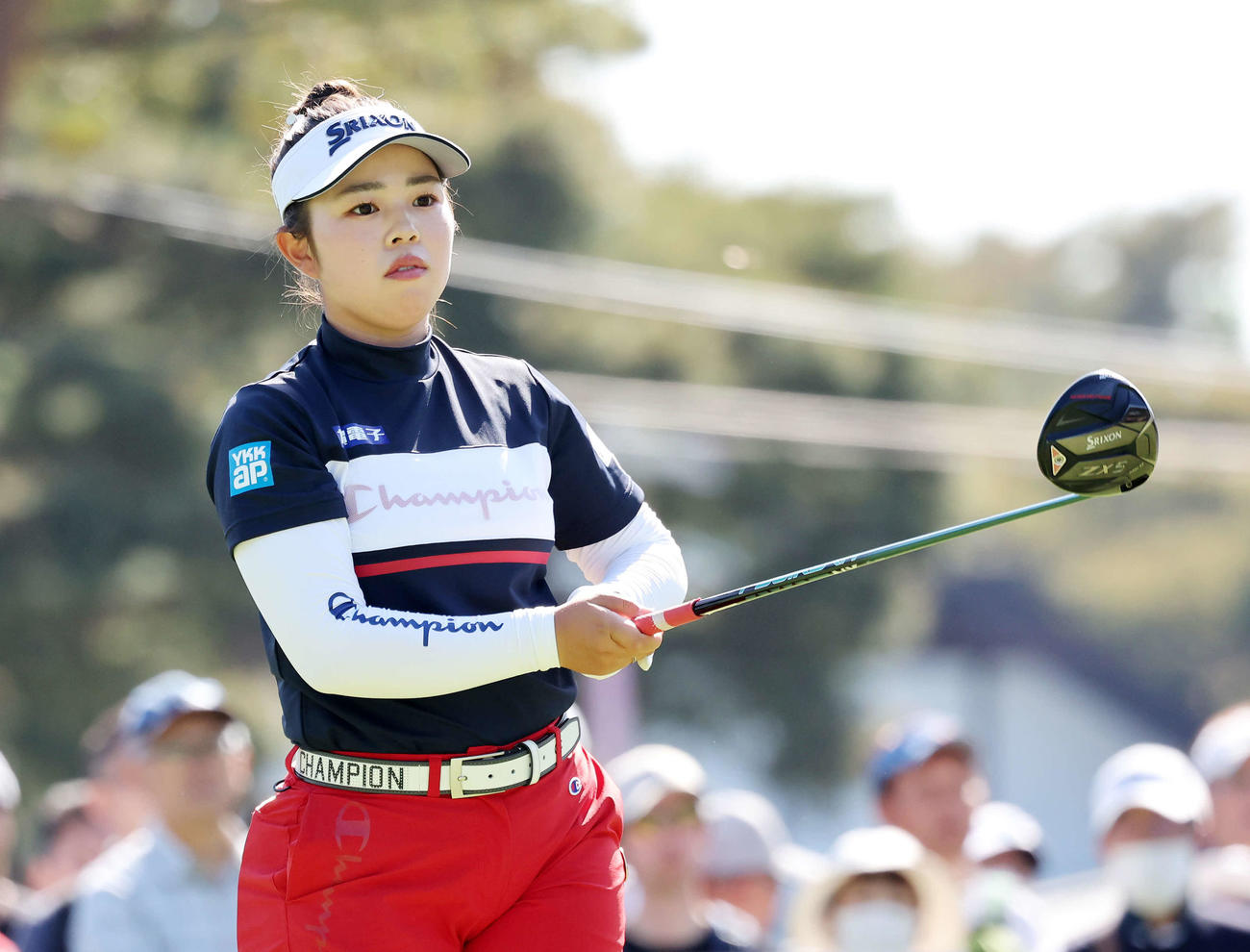 10番、ティーショットを放ち球の行方を見る山下美夢有（撮影・鈴木正人）