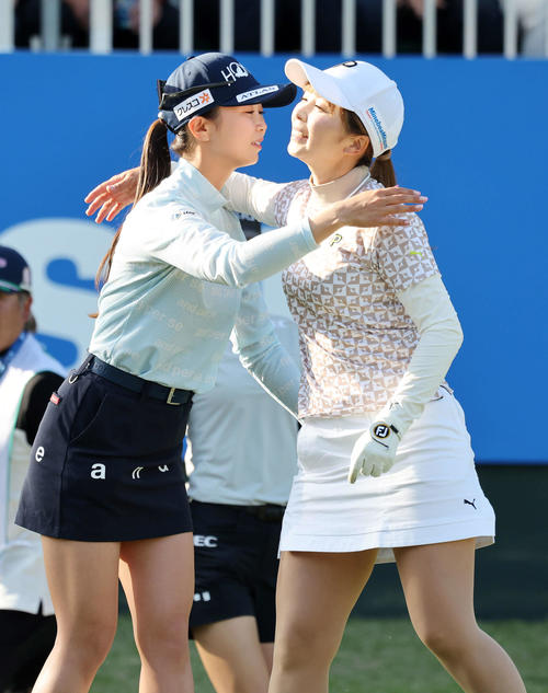 ホールアウトし健闘をたたえ合う金沢志奈（左）と菊池絵理香（撮影・鈴木正人）