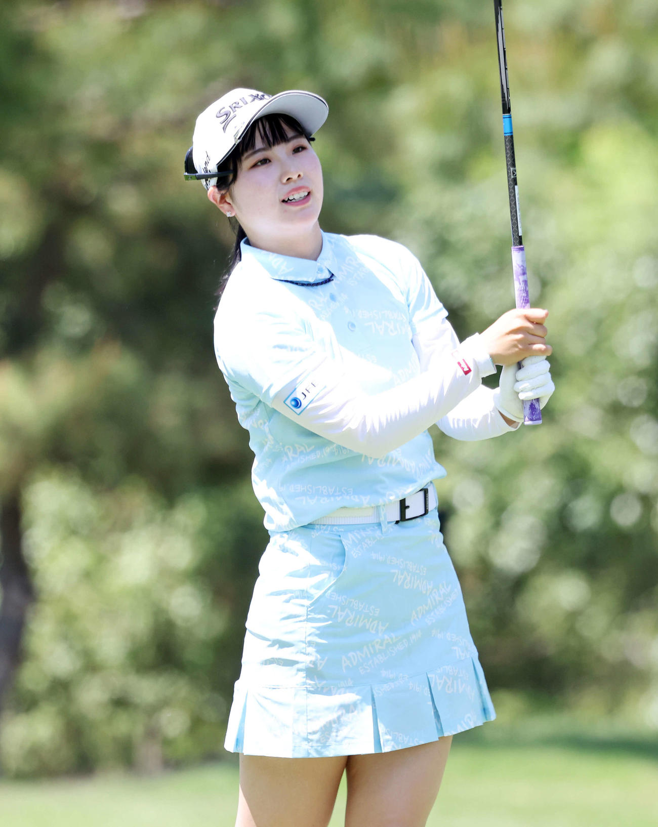 3番、ティーショットを放ち球の行方を見る尾関彩美悠（撮影・鈴木正人）