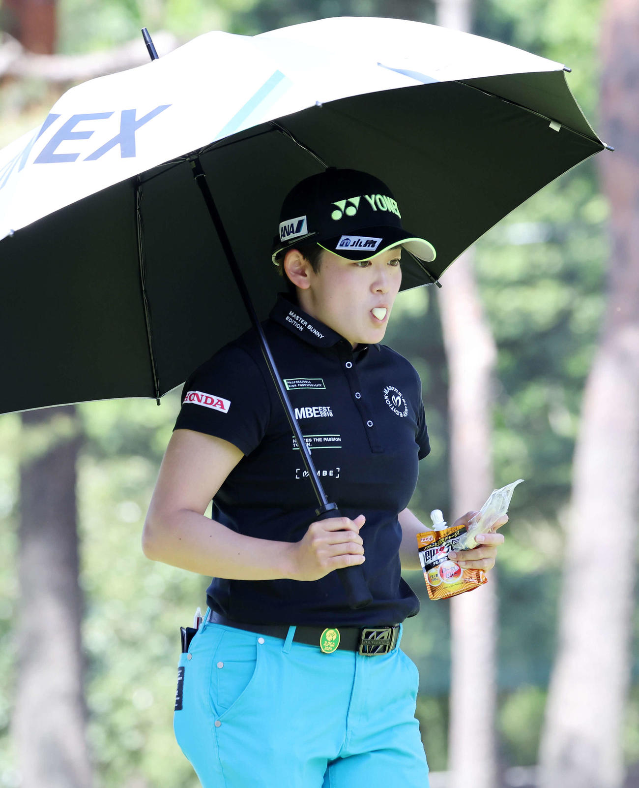 3番、ティーショット後、栄養補給しながら歩き出す岩井明愛（撮影・鈴木正人）