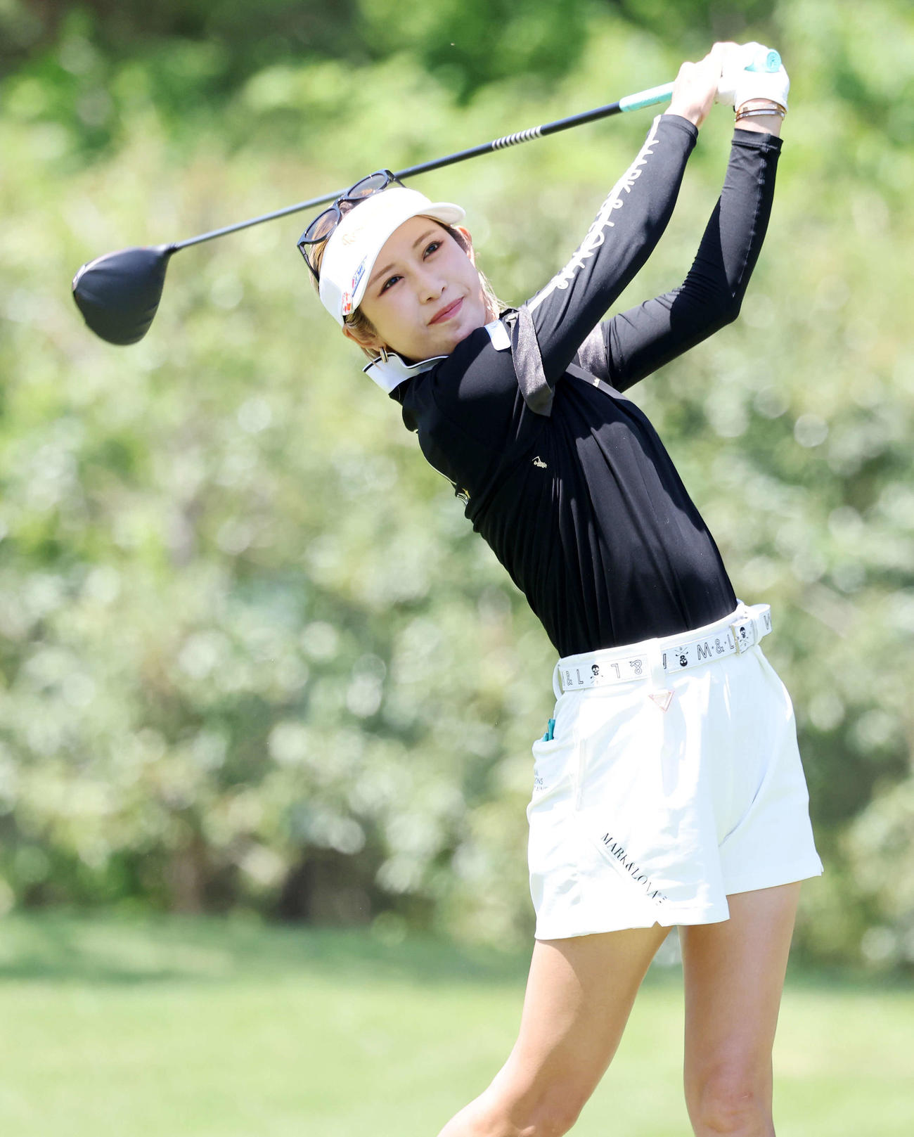 3番、ティーショットを放つ金田久美子（撮影・鈴木正人）
