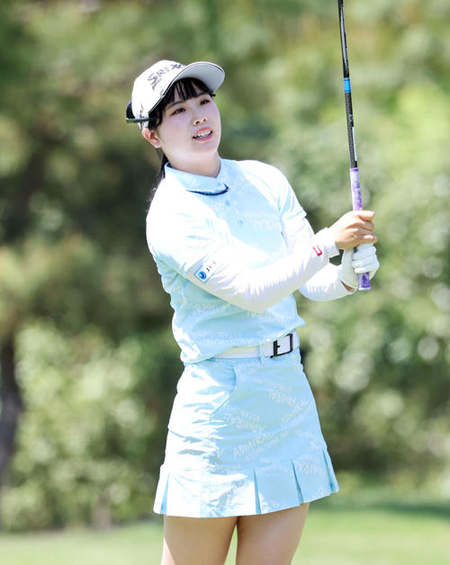 3番、ティーショットを放ち球の行方を見る尾関彩美悠（撮影・鈴木正人）