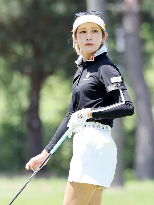 3番、ティーショットを放ち球の行方を見る金田久美子（撮影・鈴木正人）