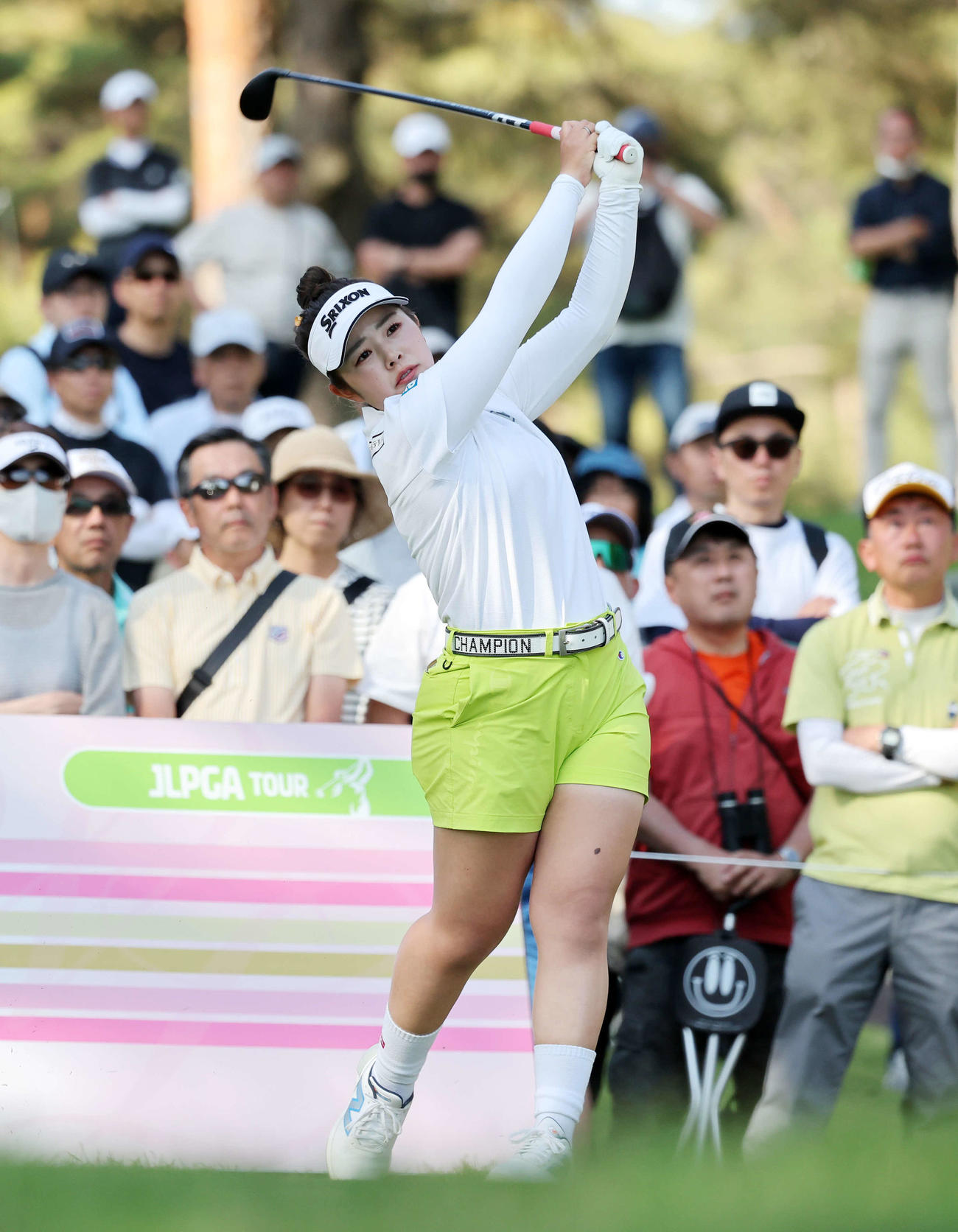 17番、ティーショットをを放つ山下美夢有（撮影・鈴木正人）