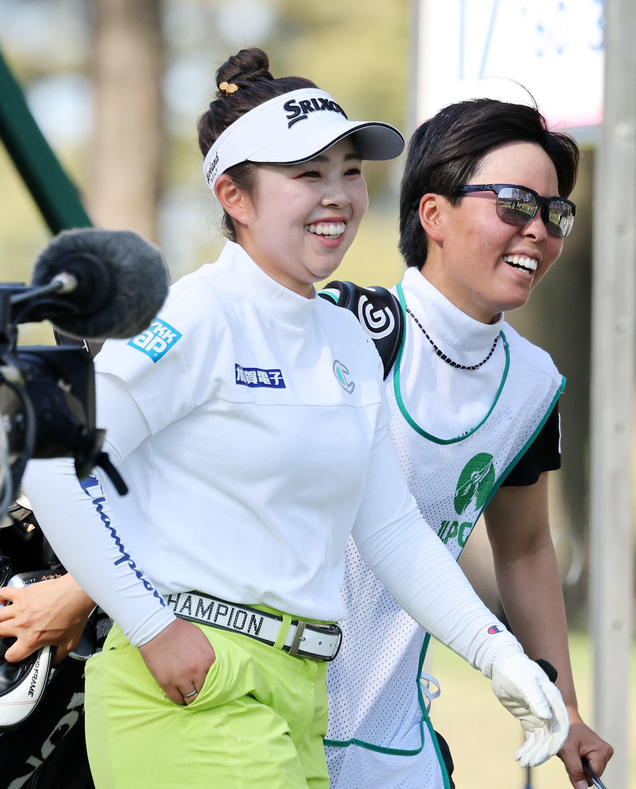 17番、ティーショット後、笑顔を見せる山下美夢有（撮影・鈴木正人）