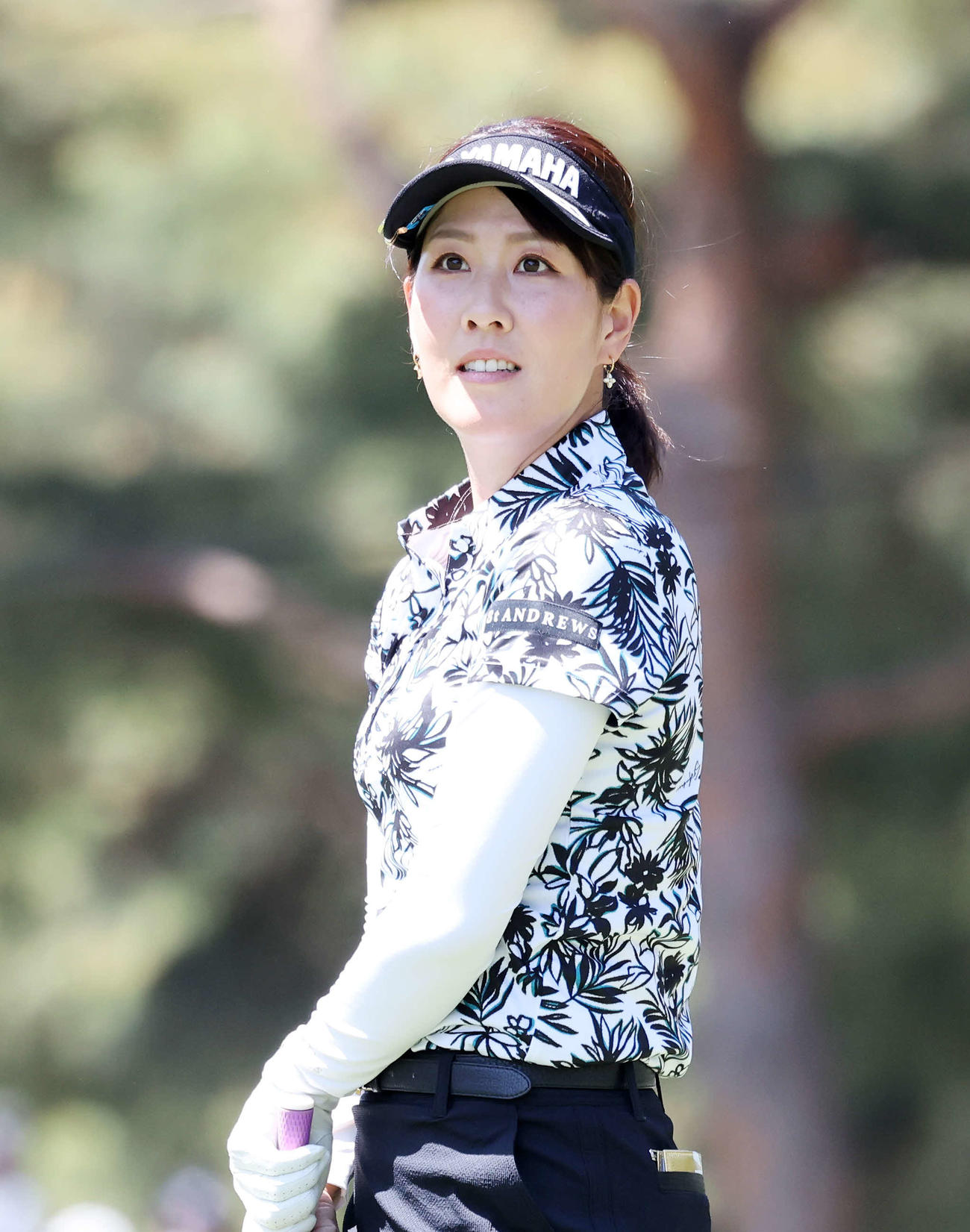 2番、ティーショットを放ち球の行方を見る福田真未（撮影・鈴木正人）