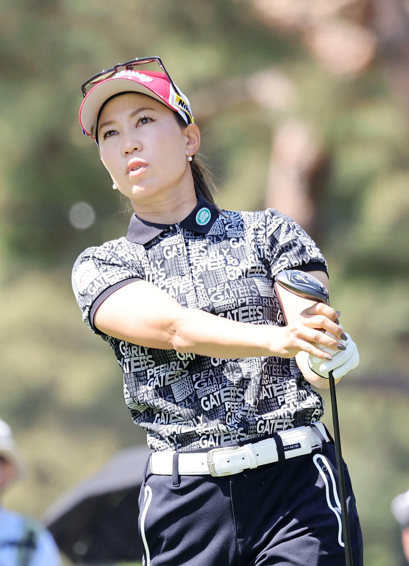 2番、ティーショットを放ち球の行方を見る上田桃子（撮影・鈴木正人）
