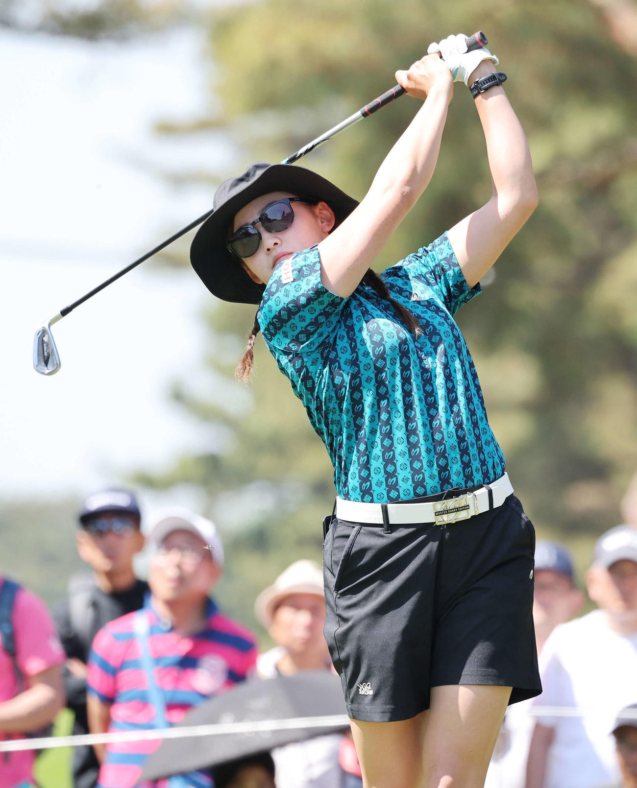 2番、ティーショットを放つ岩井千怜（撮影・鈴木正人）