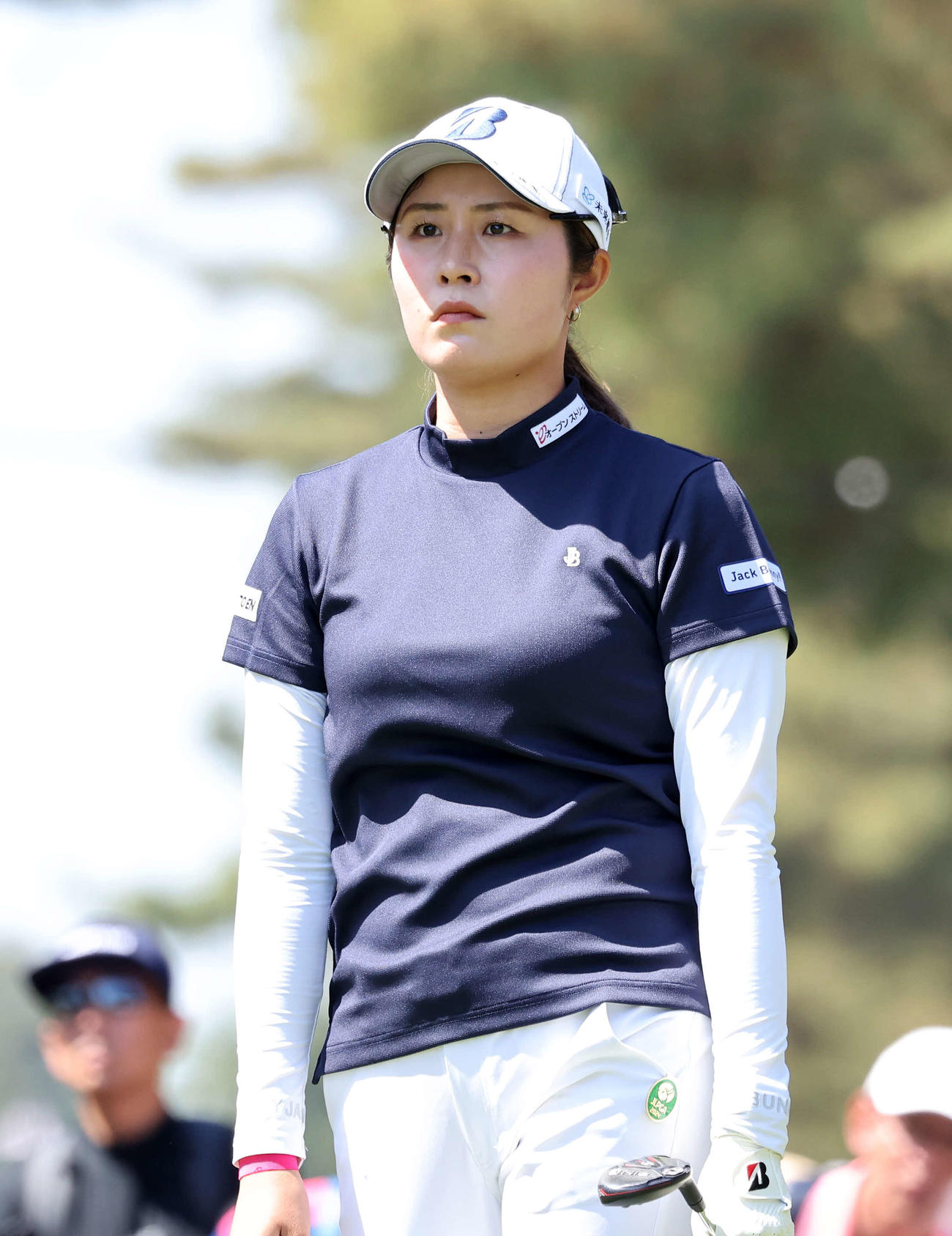 2番、ティーショットを放ち球の行方を見る大里桃子（撮影・鈴木正人）