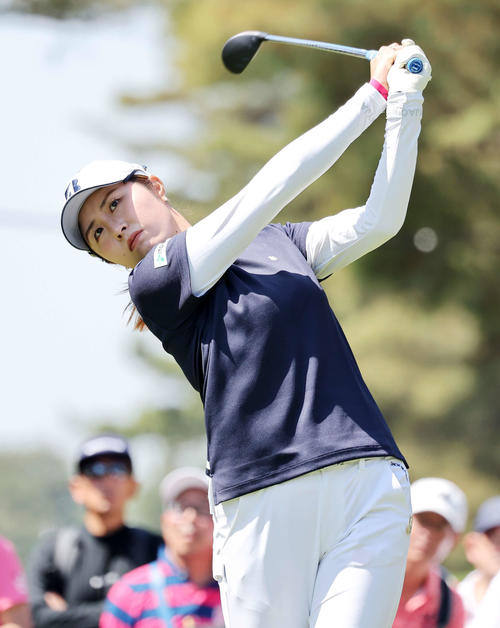 2番、ティーショットを放つ大里桃子（撮影・鈴木正人）