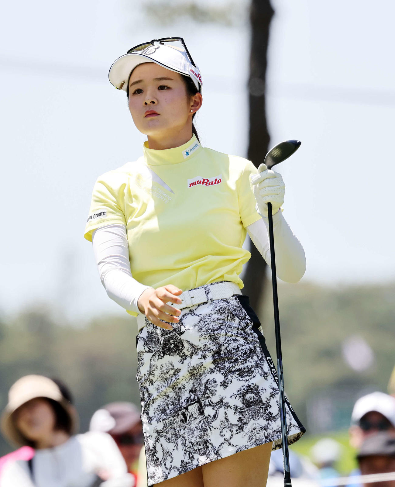 2番、ティーショットを放ち球の行方を見る川崎春花（撮影・鈴木正人）