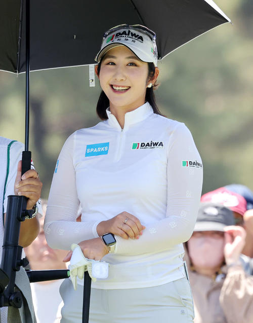 2番、ティーショット前、笑顔を見せるペ・ソンウ(撮影・鈴木正人)