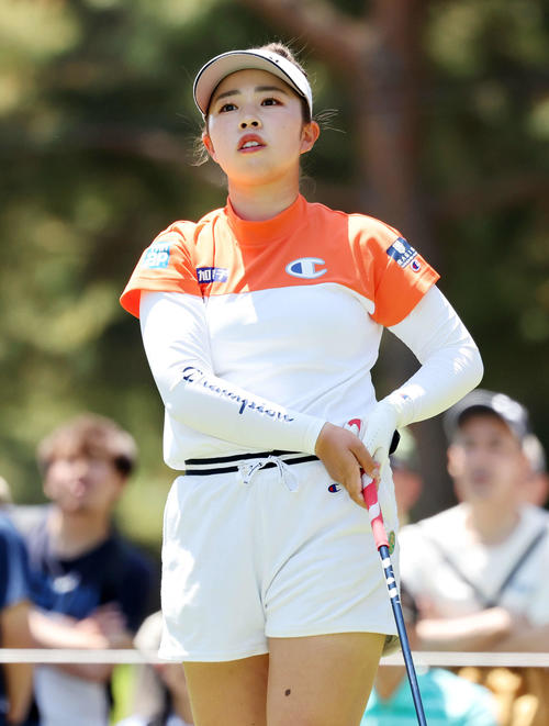 2番、ティーショットを放ち球の行方を見る山下美夢有(撮影・鈴木正人)