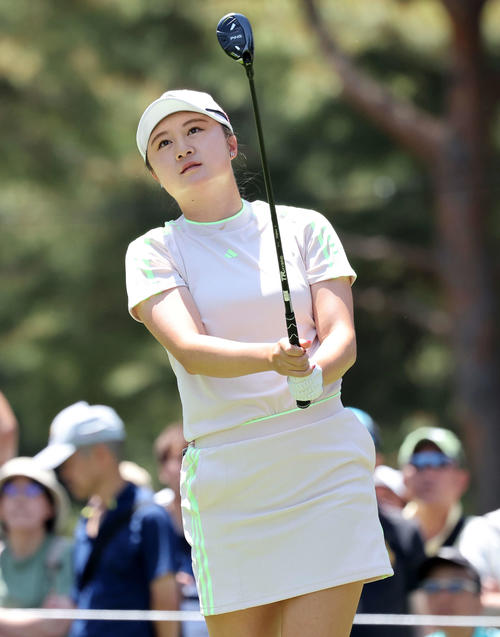 2番、ティーショットを放ち球の行方を見る森田遥(撮影・鈴木正人)