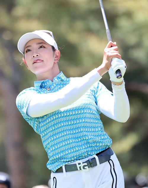 2番、ティーショットを放つ唇をなめる原英莉花(撮影・鈴木正人)