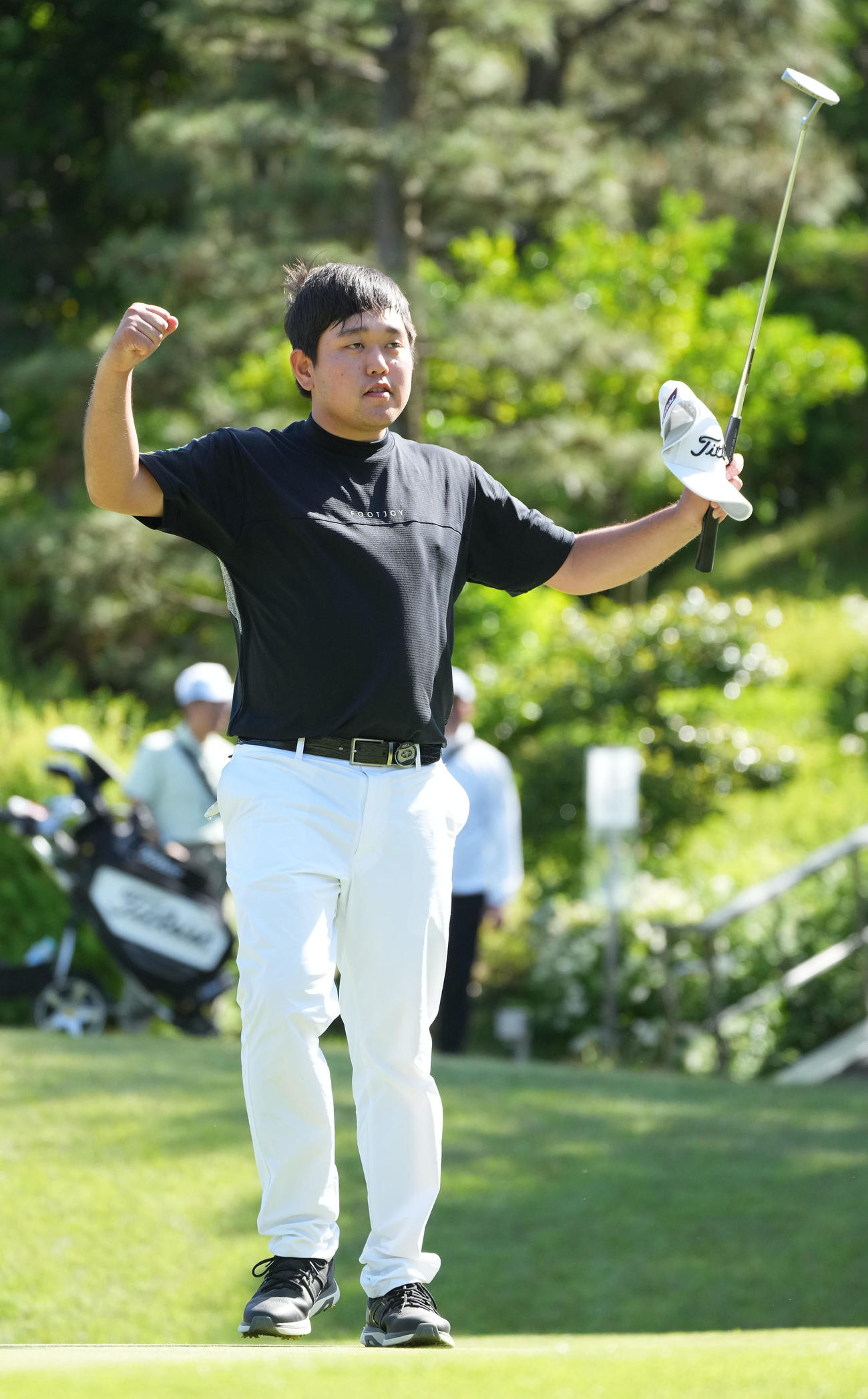 18番、ツアー初優勝を決めるバーディーパット沈めガッツポーズをする米沢（撮影・森本幸一）