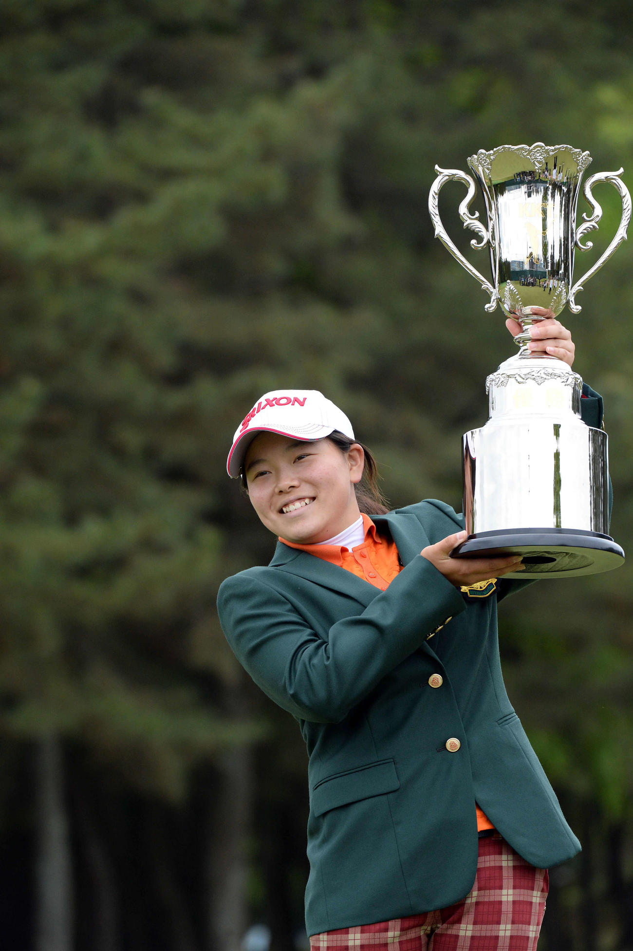 14年4月、KKT杯バンテリン・レディースで通算11アンダーで優勝を飾った15歳の勝は優勝カップを手に笑みを浮かべる