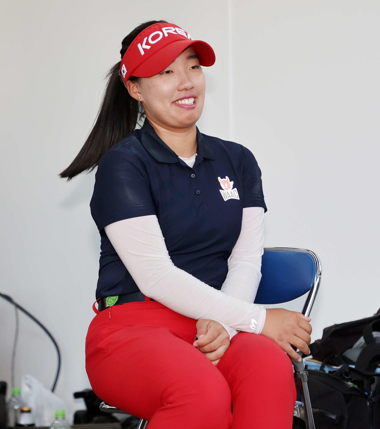 表彰式前、笑顔を見せるリ・ヒョソン（撮影・鈴木正人）