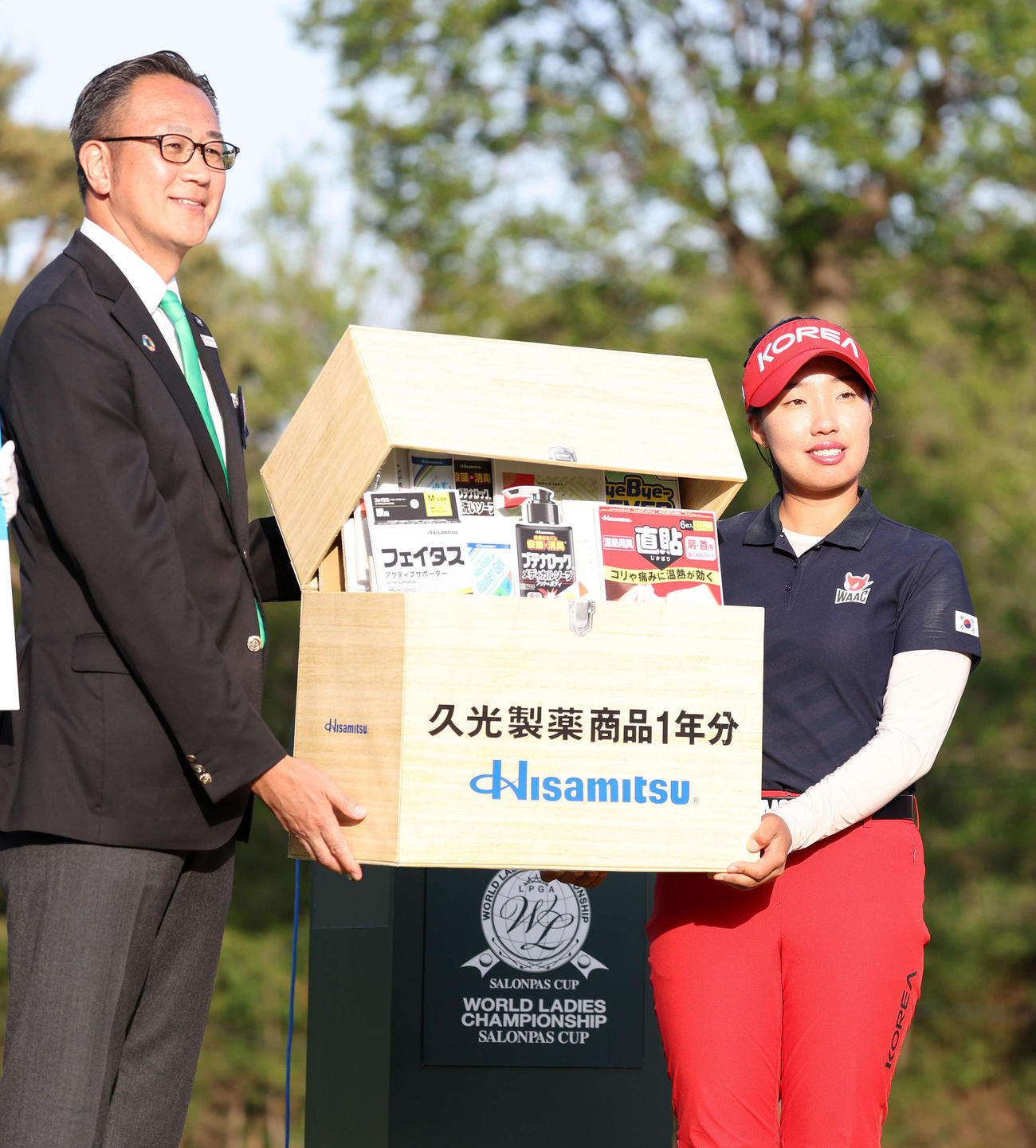 久光製薬商品1年分をもらうリ・ヒョソン（左）（撮影・鈴木正人）
