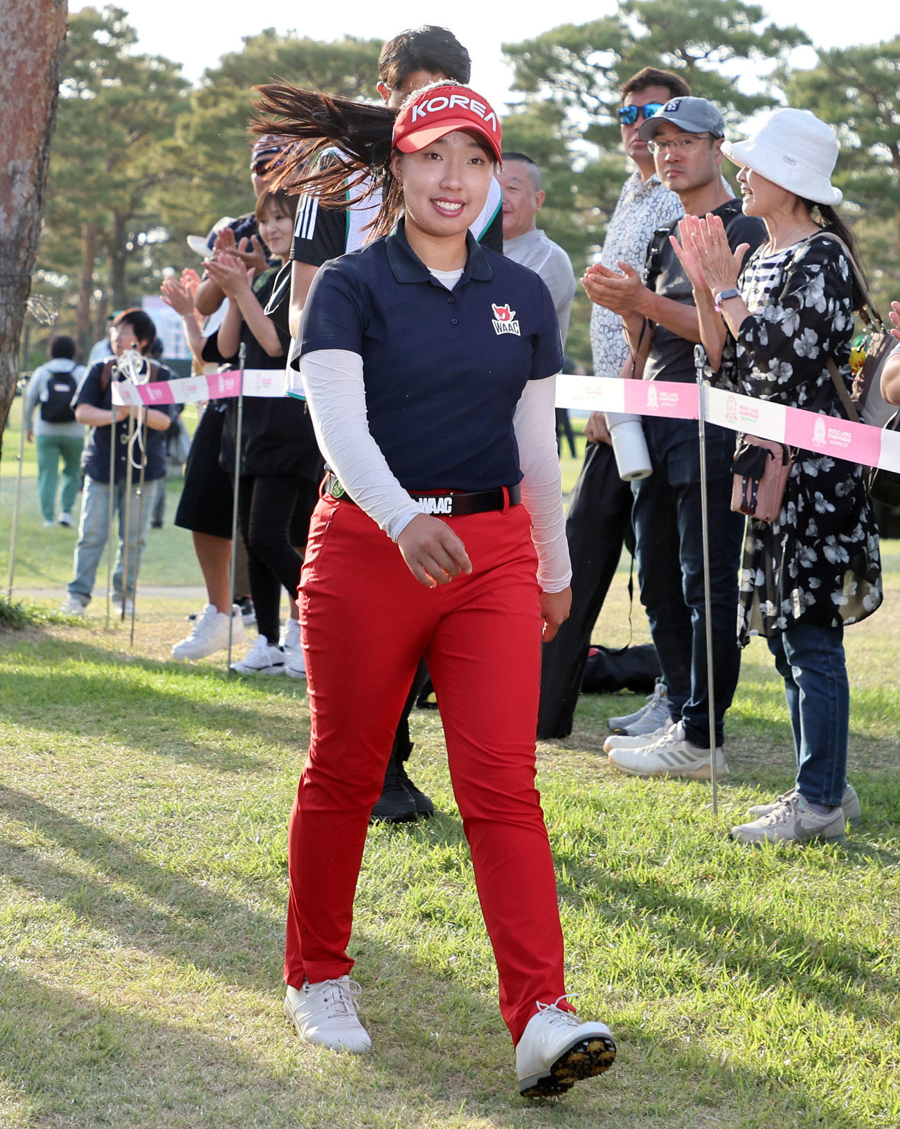 表彰式に向かうリ・ヒョソン（撮影・鈴木正人）