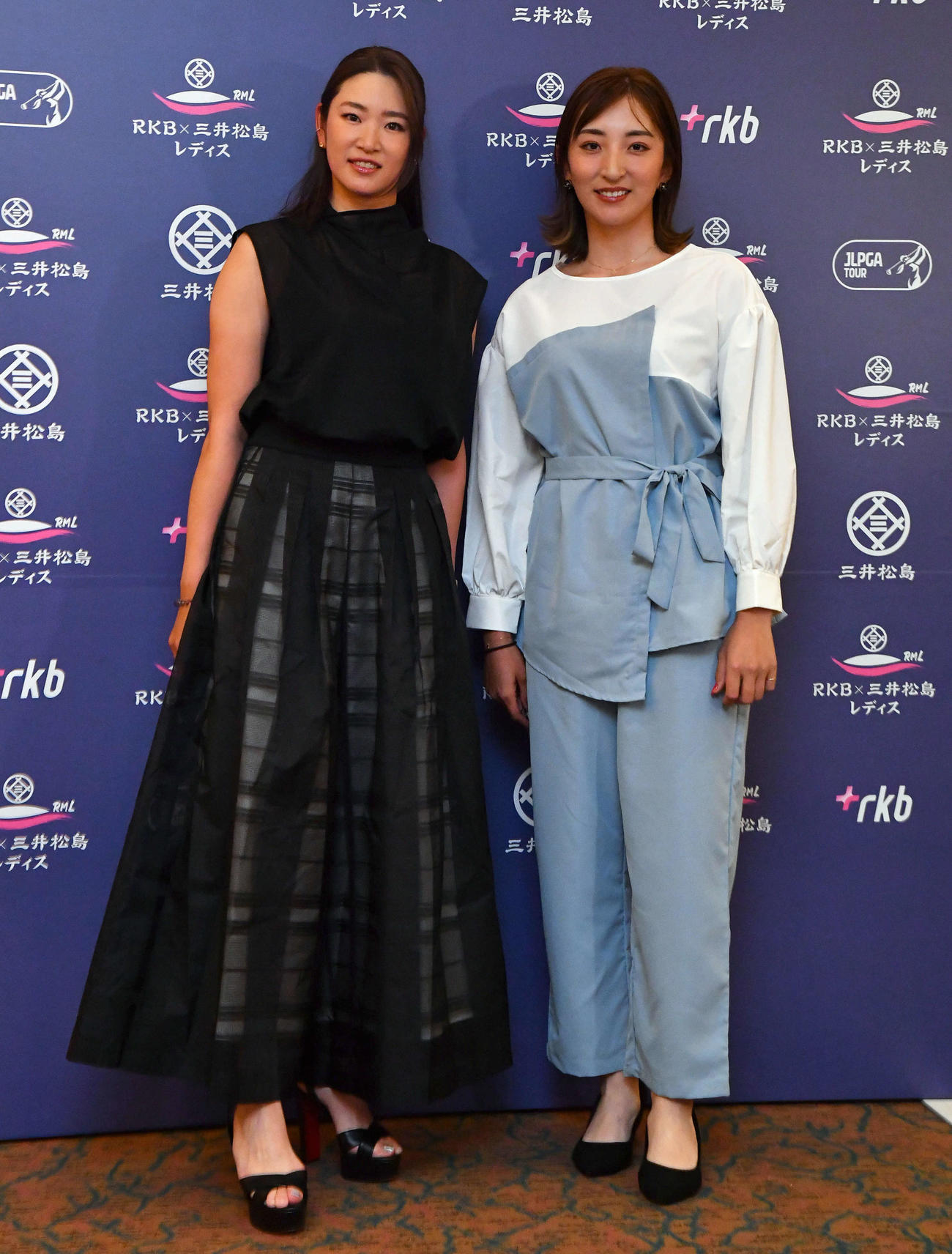 RKB×三井松島レディース　ドレスアップして前夜祭に出席する原英莉花（左）と脇元華（撮影・岩下翔太）