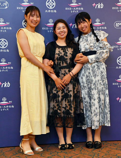 RKB×三井松島レディース　ドレスアップして前夜祭に出席する、左から鶴岡果恋、山下美夢有、菅沼菜々（撮影・岩下翔太）