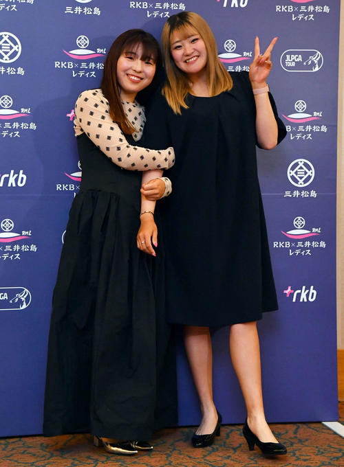 RKB×三井松島レディース　ドレスアップして前夜祭に出席する佐久間朱莉（左）と桑木志帆（撮影・岩下翔太）