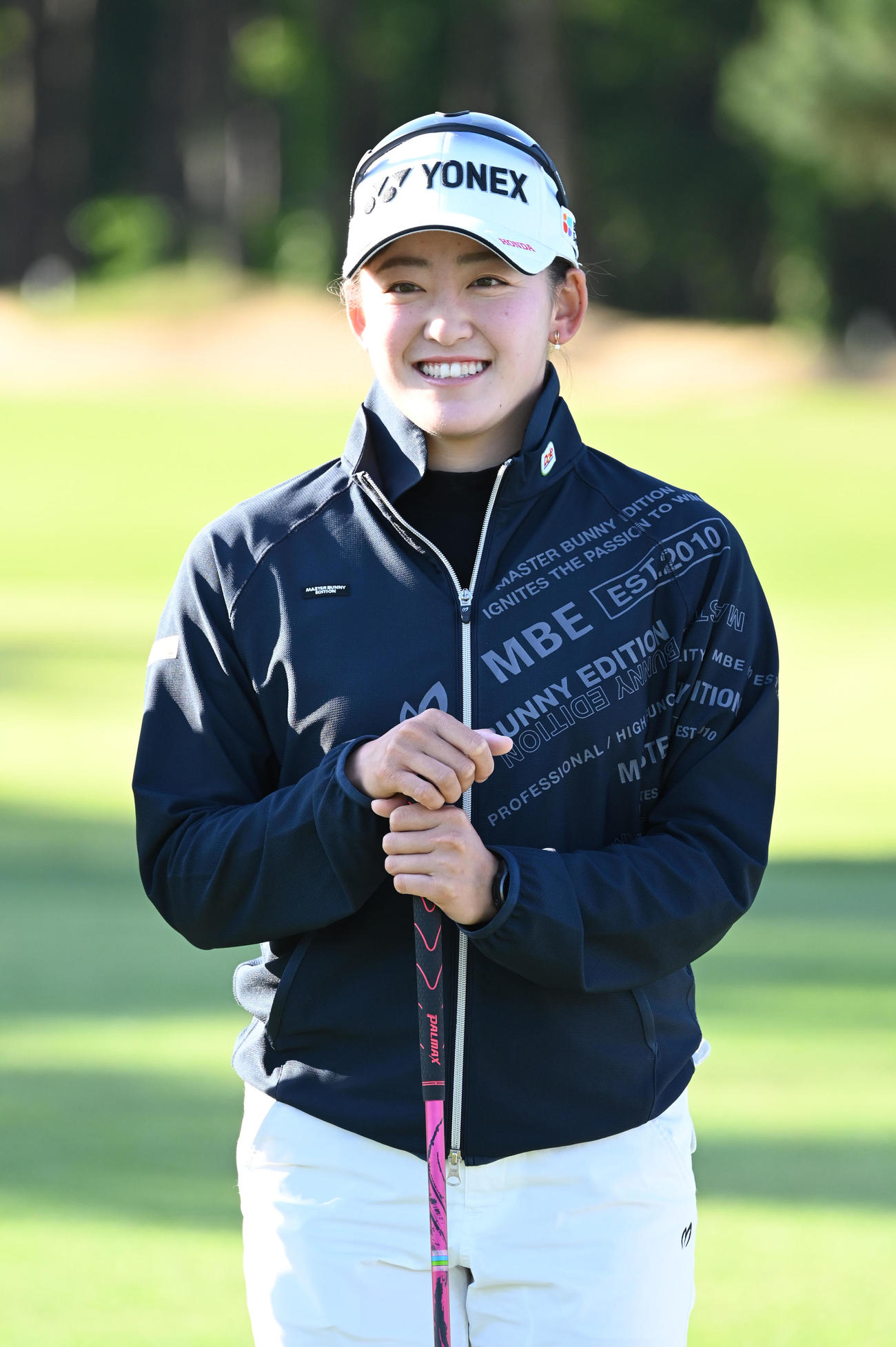 三井松島レディスプロアマ　1番、笑顔で写真撮影に応じる岩井千怜（撮影・林敢治）