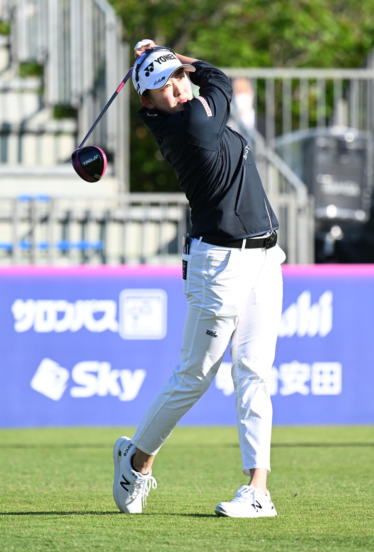 三井松島レディスプロアマ　1番、ティーショットを放つ岩井千怜（撮影・林敢治）