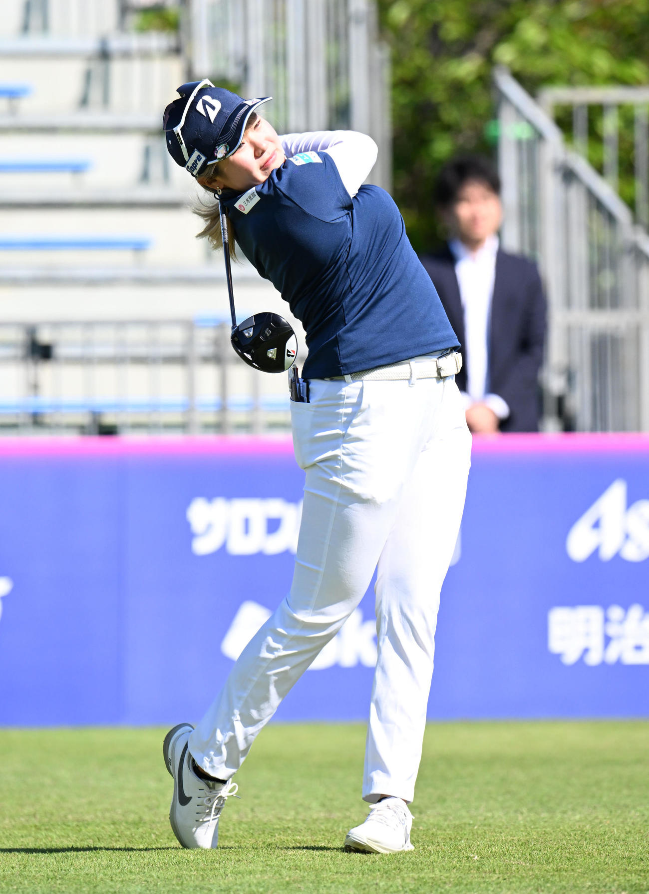 三井松島レディスプロアマ　1番、ティーショットを放つ桑木（撮影・林敢治）