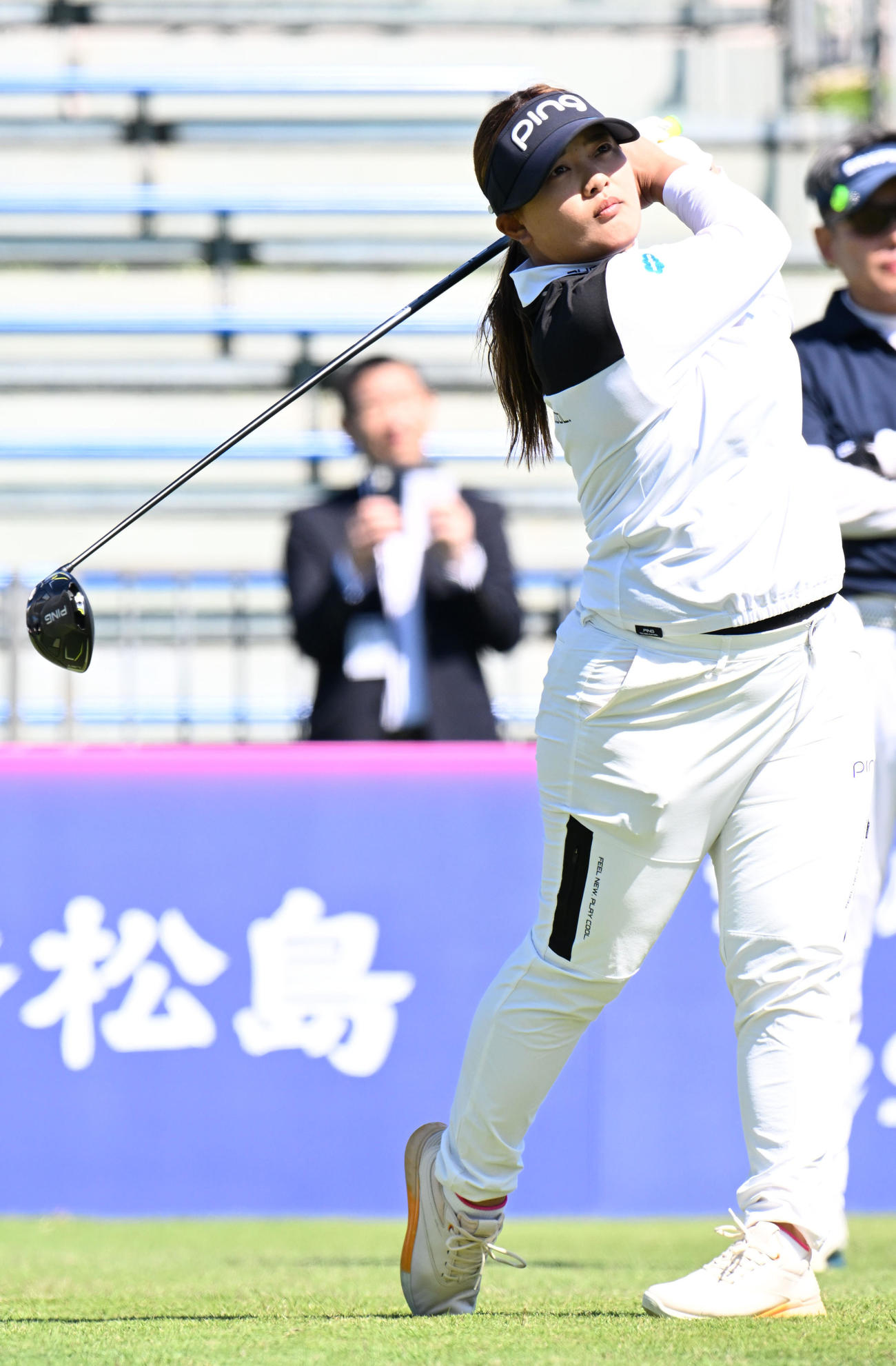 三井松島レディスプロアマ　1番、ティーショットを放つ鈴木（撮影・林敢治）