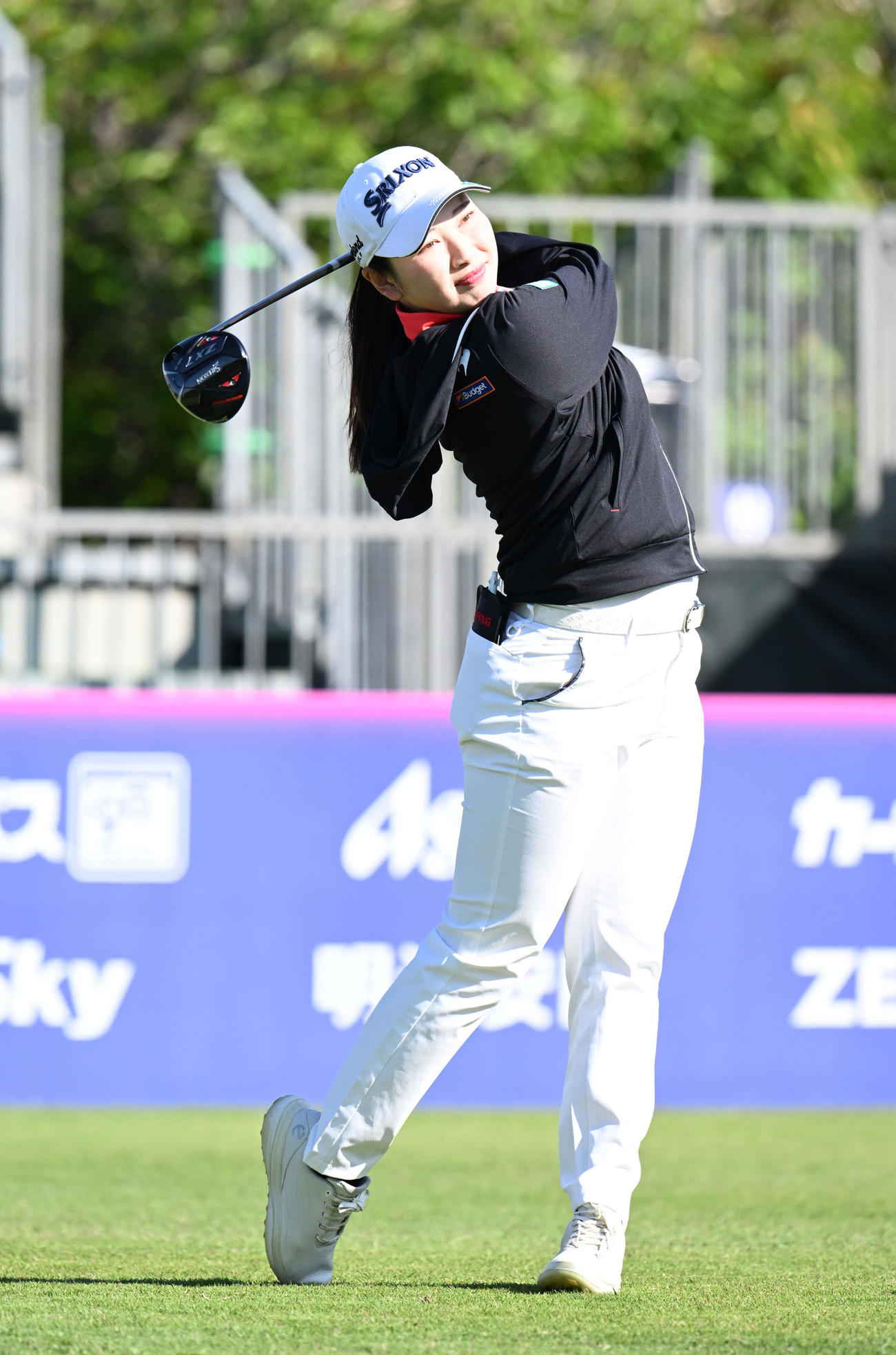 三井松島レディスプロアマ　1番、ティーショットを放つ小祝（撮影・林敢治）