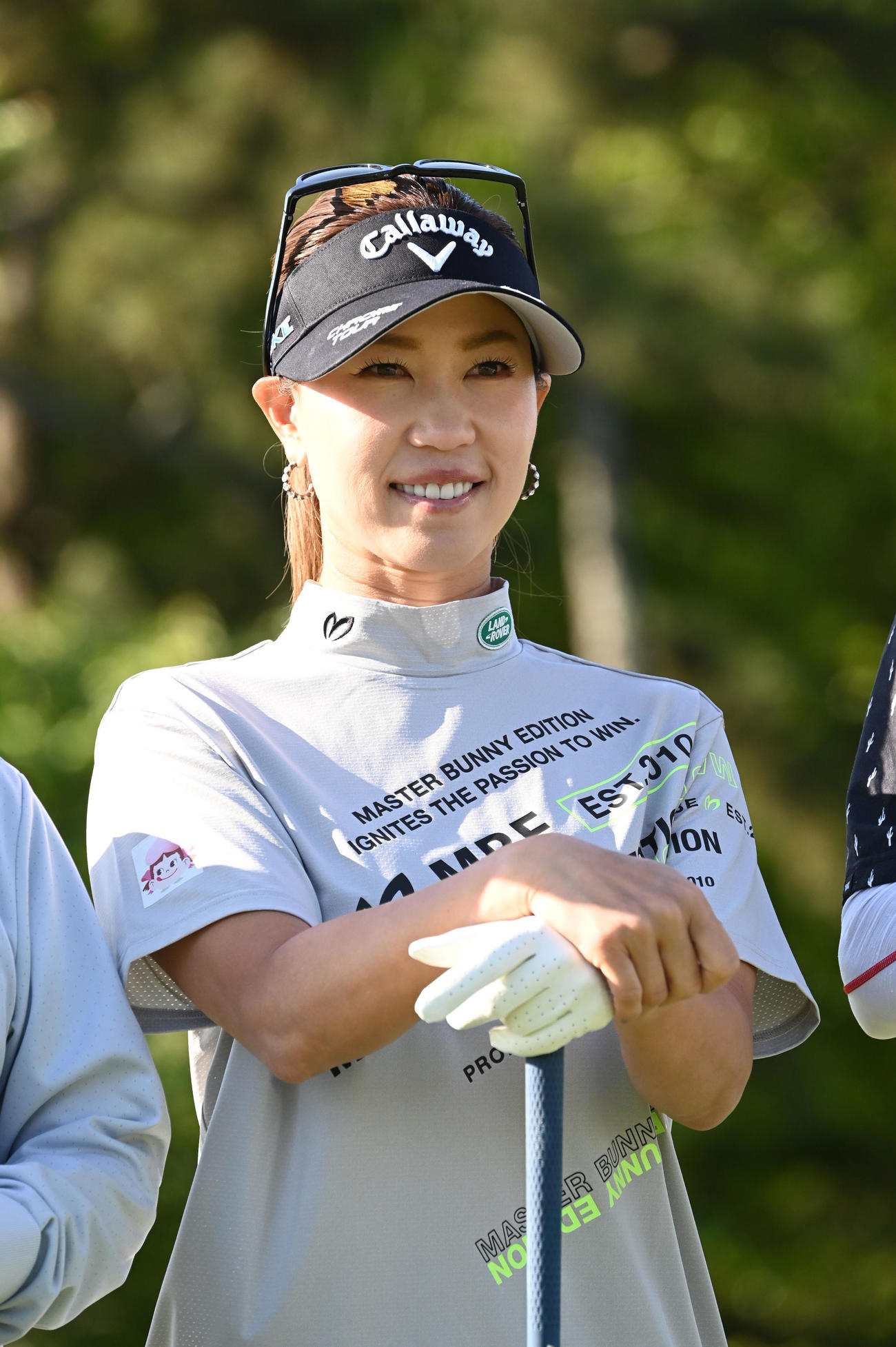 三井松島レディスプロアマ　1番、笑顔で写真撮影に応じる上田（撮影・林敢治）