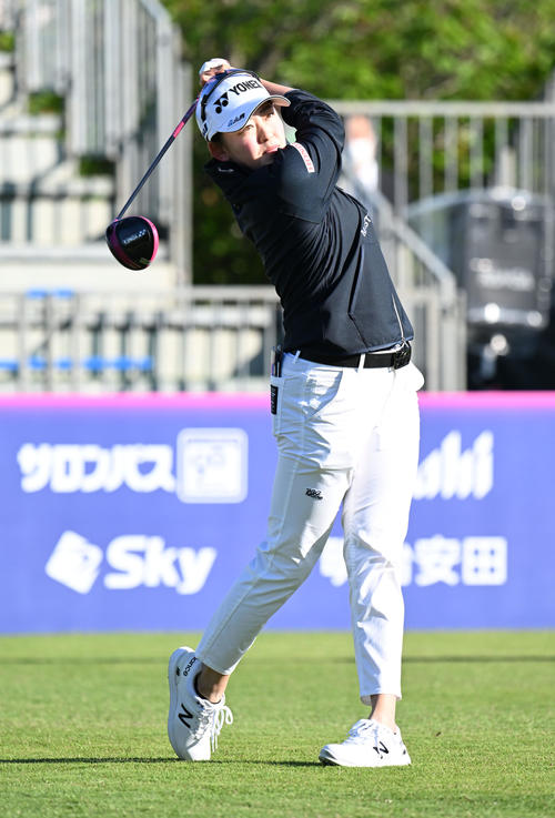 三井松島レディスプロアマ　1番、ティーショットを放つ岩井千怜（撮影・林敢治）