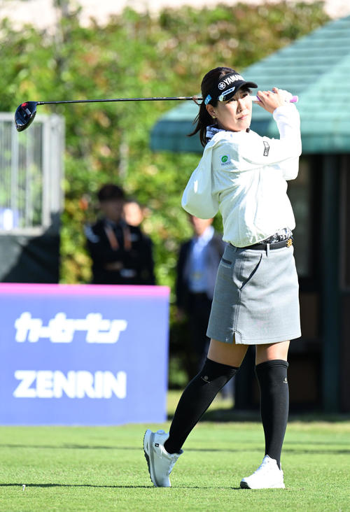 三井松島レディスプロアマ　1番、ティーショットを放つ福田真未（撮影・林敢治）