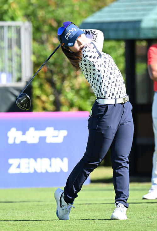 三井松島レディスプロアマ　1番、ティーショットを放つ佐久間（撮影・林敢治）