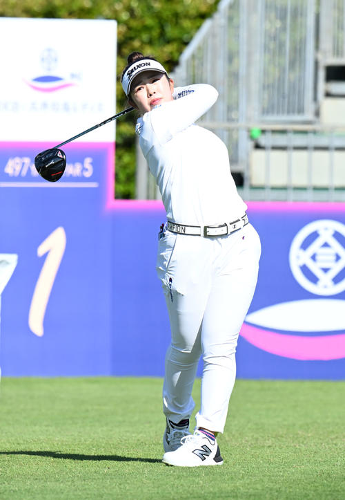 三井松島レディスプロアマ　1番、ティーショットを放つ山下（撮影・林敢治）